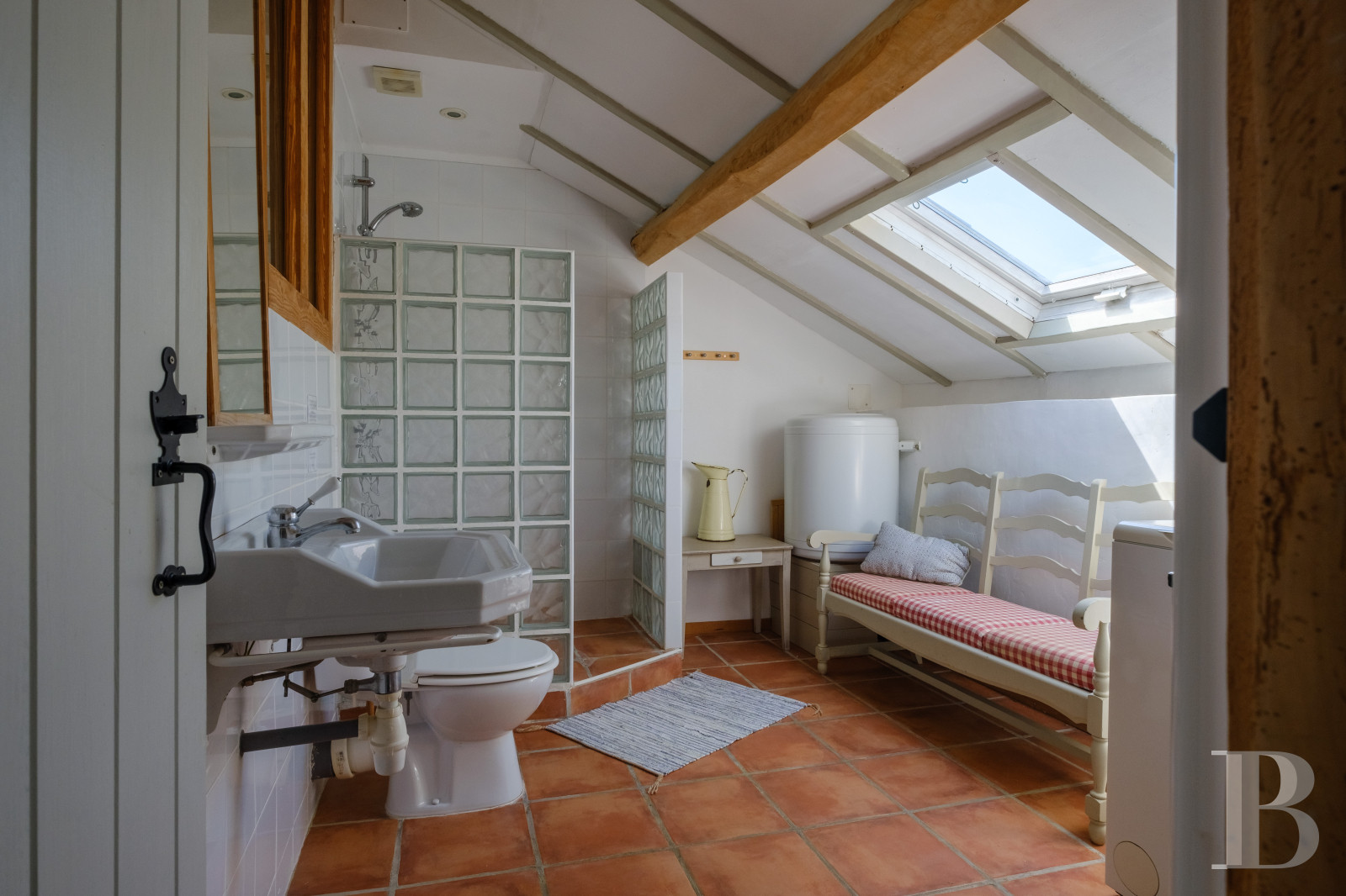 Dans le Gers, à l’ouest de Lectoure, un ancien domaine de production d’armagnac transformé et décoré avec soin - photo  n°50